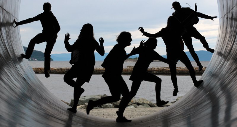 2026 10 Menschengruppe Am Meer